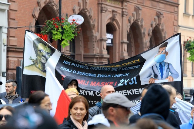 10 października w największych miastach Polski zorganizowano protesty pod hasłem „Zakończyć plandemię”. Uczestnicy sprzeciwiają się obostrzeniom, które mają zmniejszyć ryzyko rozprzestrzeniania się koronawirusa. Jeden z protestów odbył się w Toruniu pod pomnikiem Mikołaja Kopernika