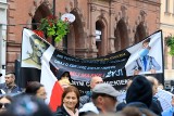 „Zakończyć plandemię” - w Toruniu protestowali przeciw obostrzeniom [zdjęcia]