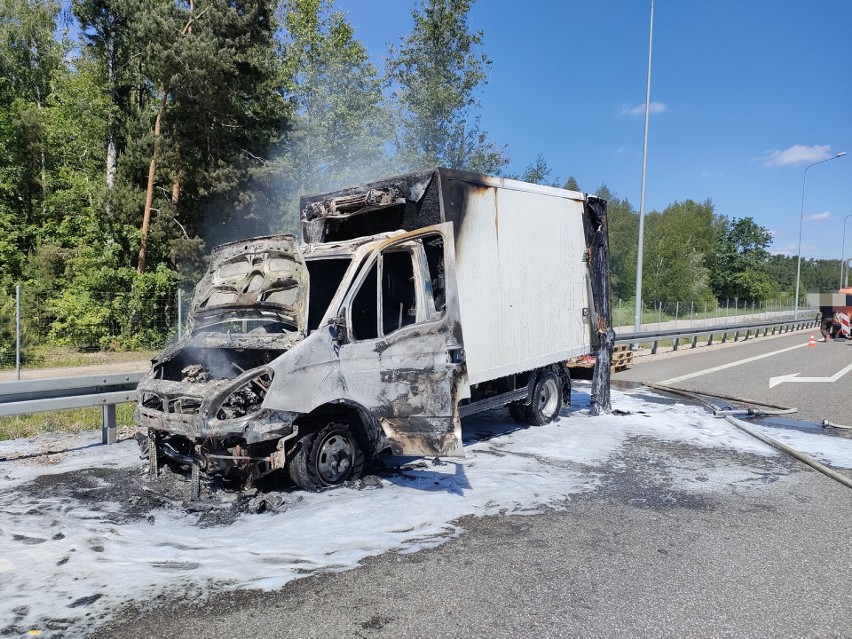 Pożar busa z kontenerem na krajowej drodze S7 w powiecie radomskim. Były utrudnienia 