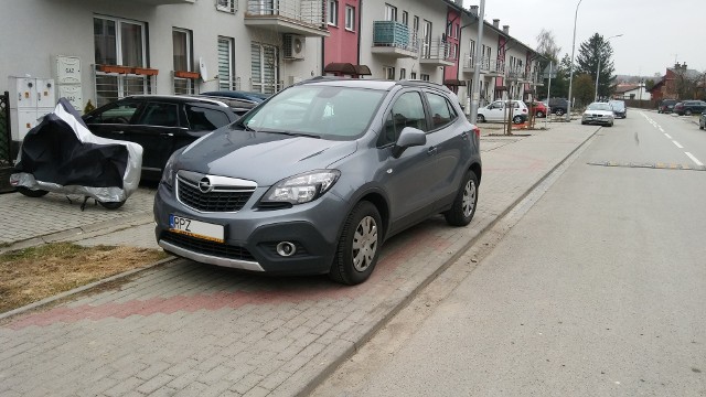 Kierowca opla pomylił chodnik z parkingiem.