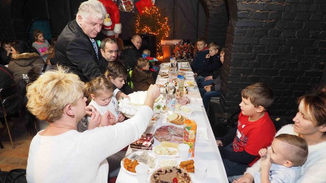 Już po raz kolejny w pierwszy dzień Świąt Bożego Narodzenia w pubie Graal w Koszalinie odbyło się świąteczne śniadanie dla potrzebujących zorganizowane przez posła Stefana Romeckiego.