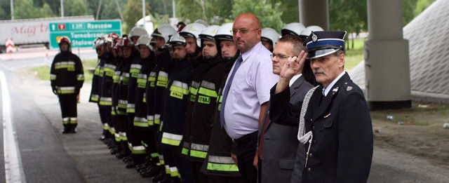 Strażacy żegnają generała Szablewskiego.