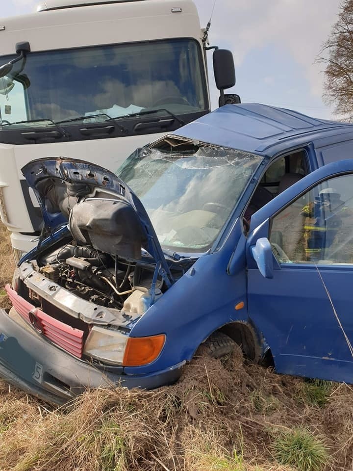 Olędzkie. Wypadek na DW 681. Ciężarówka zderzyła się z busem. Kierowca dostawczaka ranny [ZDJĘCIA]