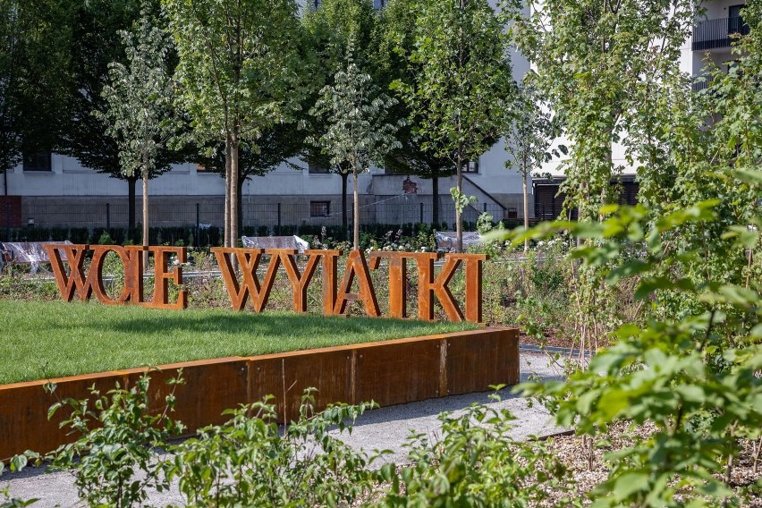 Park Wisławy Szymborskiej przy ul. Karmelickiej.