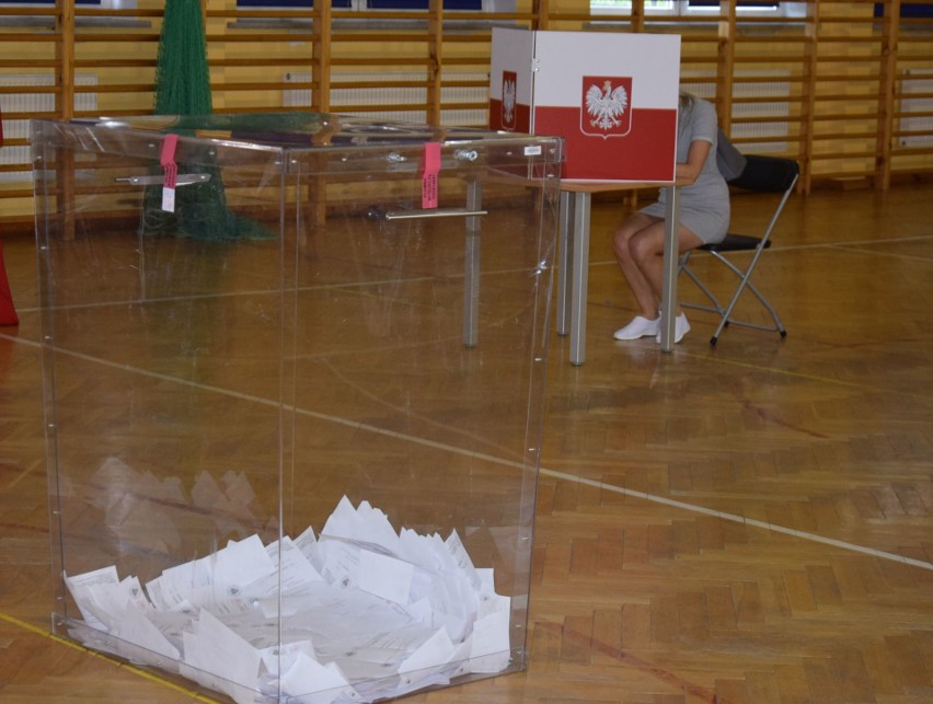 Incydent wyborczy w Ostrołęce. Ktoś zniszczył plakaty. Policja szuka sprawcy