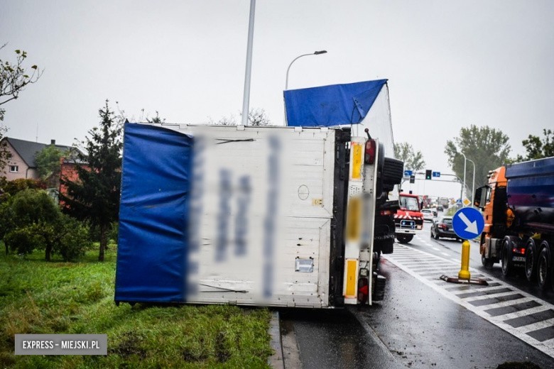 Wypadek i utrudnienia na krajowej ósemce koło Ząbkowic Śląskich. Wywróciła się ciężarówka