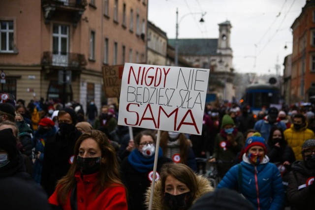 Dotąd nasi „konserwatyści” pozwalali sobie co najwyżej na checheszki z julek, czyli (w opinii mizoginów, inceli i innych kuców) zbyt ambitnych i zbyt samodzielnych (czytaj:  opętanych lewactwem) kobiet. Czy też może: w ogóle kobiet. Teraz jednak „przywracanie tradycyjnej roli niewiast” stało się planem działania.