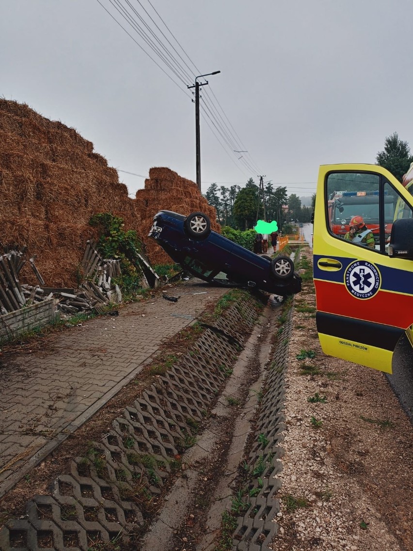 Wypadek w Bogucicach pod Pińczowem. Samochód dachował, ranna 18-latka w szpitalu 