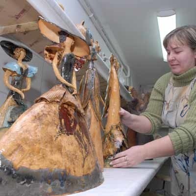 Anna Mioduszewska z pracowni ceramiki użytkowej Barlineckiego Ośrodka Kultury przygotowuje prace, które znajdą się na wystawie