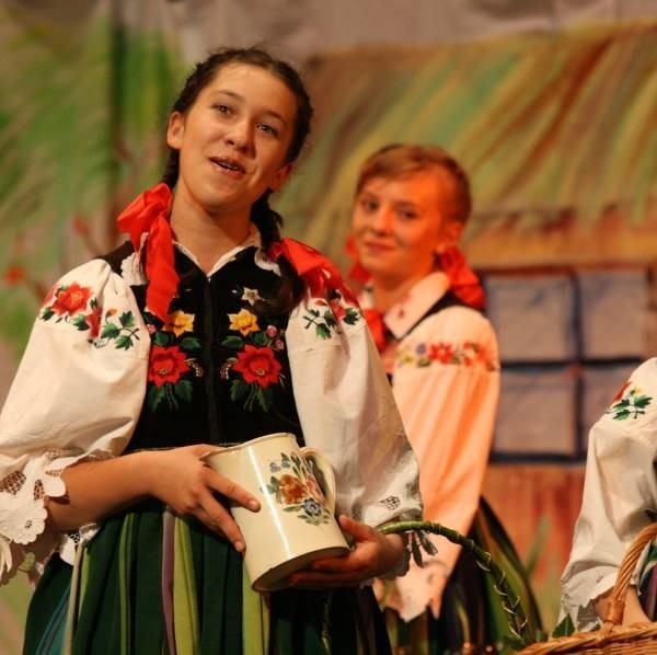 Zespół pieśni i tańca Kasianiecka z Kałuszyna prezentował się jako pierwszy na scenie Kieleckiego Centrum Kultury w Kielcach.