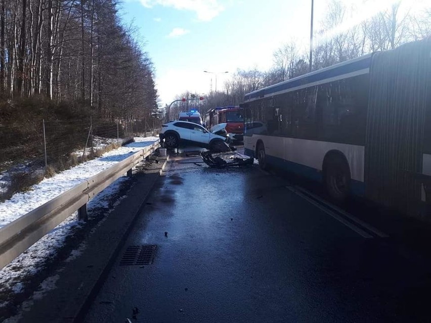 Autobus zderzył się czołowo z samochodem osobowym w Gdyni. Dwie osoby są ranne 5.03.2021