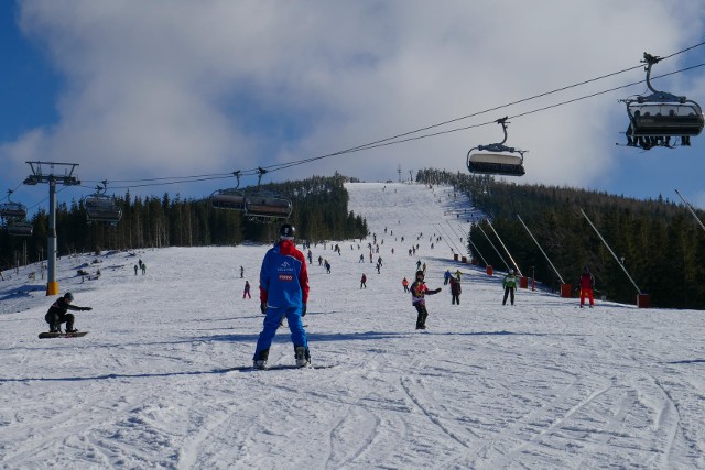 W Beskidach od kilku tygodni zima jak się patrzy. Pojeździć na nartach można nie tylko w Szczyrk Mountain Resort, ale także innych stacjach narciarskich