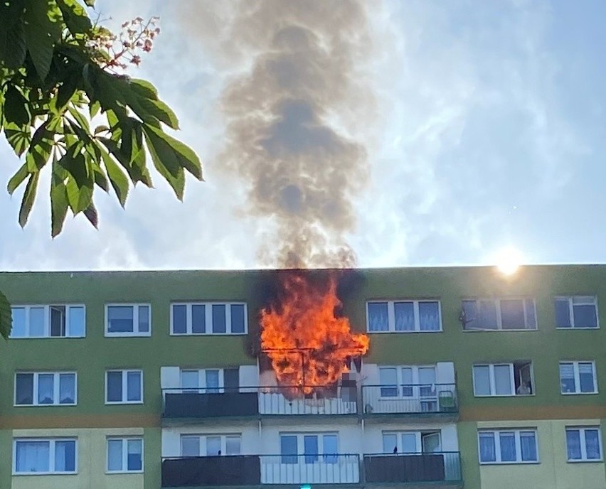 Śmiertelny pożar na Górnej. Zwłoki lokatora odkryto na balkonie. Pożar mieszkania na 10 piętrze przy Odyńca w Łodzi
