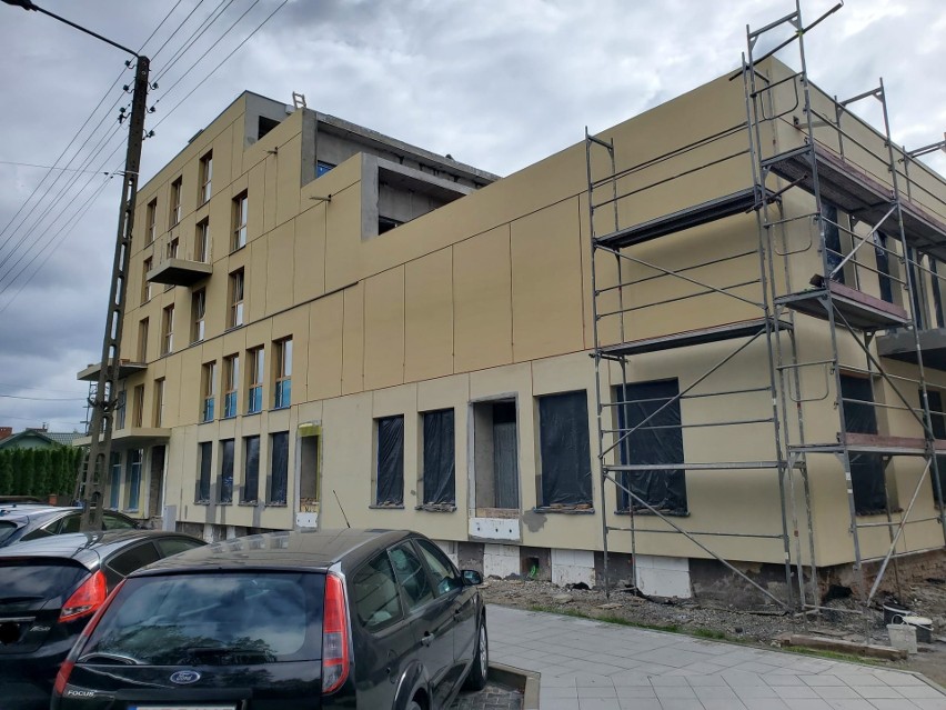 Budowa luksusowego apartamentowca w Starachowicach na finiszu. Budynek zyskał unikatową elewację z tynku kwarcowego. Zobacz zdjęcia