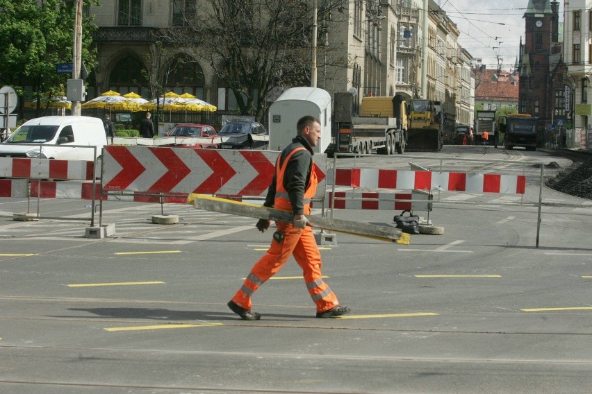 Wrocław: Ulica Krupnicza zamknięta. Uwaga na utrudnienia [ZDJĘCIA, OBJAZDY]