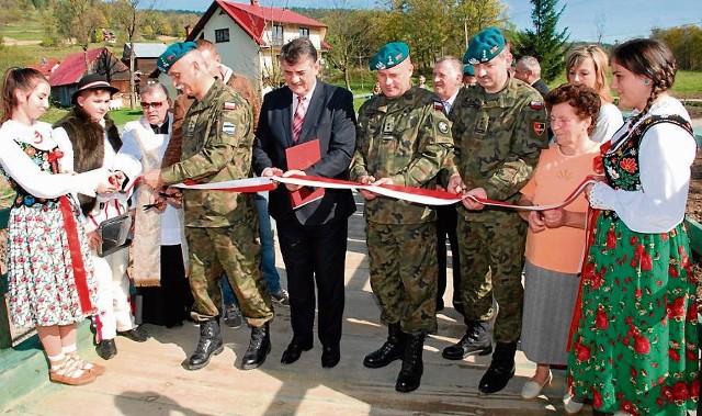 Otwarcie mostu w Kasinie Wielkiej odbudowanego przez żołnierzy 3. batalionu inżynieryjnego