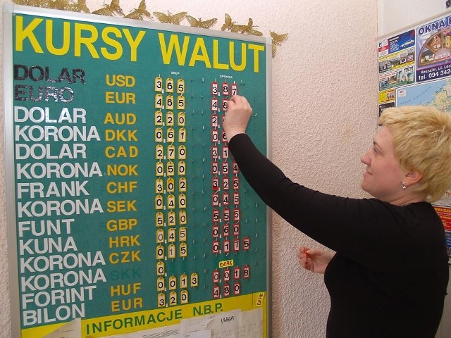 Monika Leocho z kantoru przy ul. Jana z Kolna w Koszalinie. Dzisiaj euro można tu było kupić po 4,85 zł, sprzedać za 4,65 złotego. Średni kurs NBP wynosił 4,81 złotego.