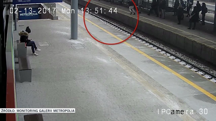 Uratował mężczyznę przed nadjeżdżającym pociągiem [FILM]
