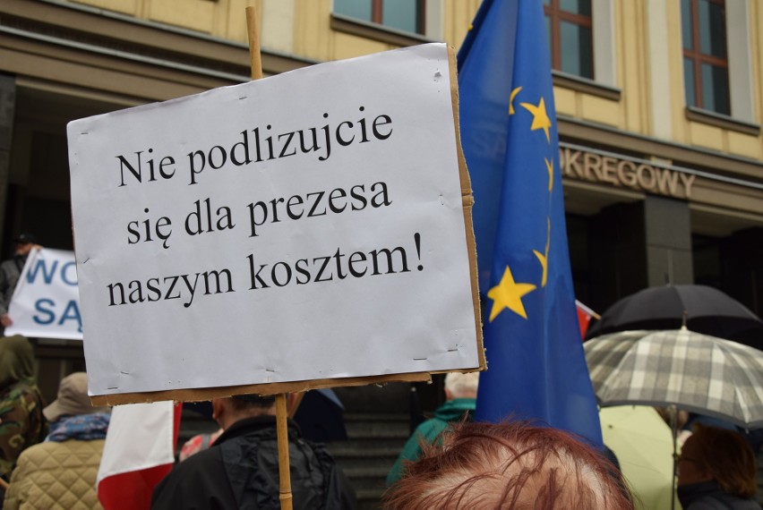 Przed Sądem Okręgowym w Białymstoku znicze zapłonęły już...