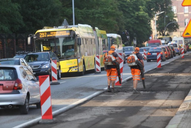 Remont ulicy Mikołowskiej w Katowicach. Auta jadą jednym pasem ruchu, co powoduje ogromne utrudnienia.Zobacz kolejne zdjęcia. Przesuwaj zdjęcia w prawo - naciśnij strzałkę lub przycisk NASTĘPNE