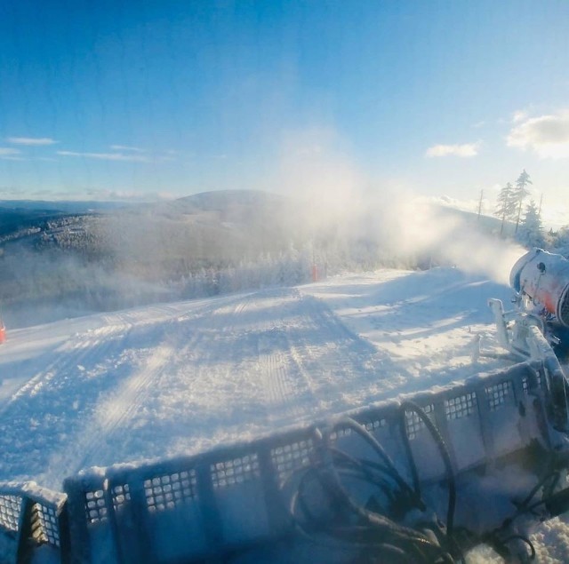 Uwaga miłośnicy białego szaleństwa na Dolnym Śląsku. Najbliższy weekend może być tym, kiedy w ruch pójdą narty i snowboardy. W największych ośrodkach narciarskich w regionie trwa dośnieżanie stoków sztucznym śniegiem i niewykluczone, że otwarcie nastąpi jeszcze przed sobotą. Temperatura w górach ma temu sprzyjać, zapowiada się mroźno i słonecznie.Zobacz na kolejnych slajdach jak wygląda sytuacja w poszczególnych stacjach narciarskich