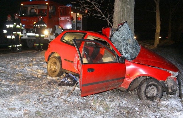 Samochód zjechał z drogi i uderzył w drzewo.