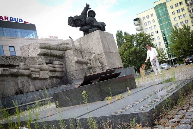 Pomnik artylerzystów został odsłonięty 12 października 1980 roku. Czasy jego świetności na placu Zwycięstwa dawno już minęły