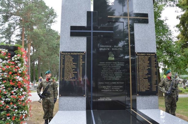 Pomnik ofiar zbrodni katyńskiej na cmentarzu komunalnym w Stalowej Woli