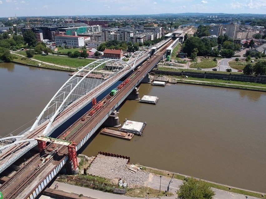 W sumie stary most kolejowy składa się z 12 takich przęseł....