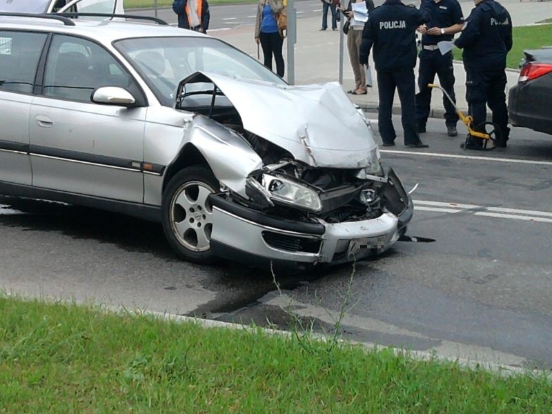 - Kierująca oplem wjechała prawdopodobnie na czerwonym...