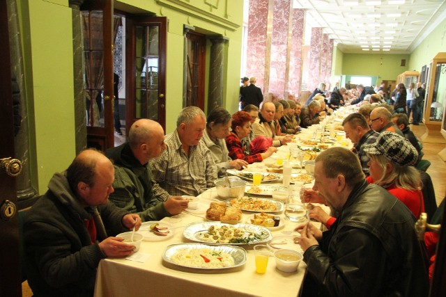 W Wielką Sobotę blisko 400 bezdomnych kielczan znów spotkało się w Wojewódzkim Domu Kultury, by wspólnie zjeść wielkanocne śniadanie.