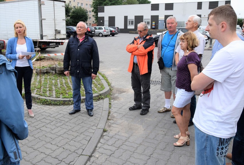 Pomiędzy blokami u zbiegu ulic Molla i Plater w Inowrocławiu...