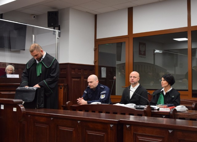 Poniedziałkowa sprawa  Piotra Ogrodniczuka to głównie oczekiwanie na korytarzu. Adwokaci chcą wyłączenia składu orzekającego