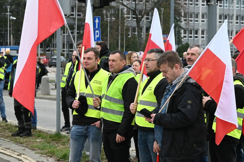 Protest rolników w centrum Kielc. "Nie" dla Zielonego Ładu i produktów z Ukrainy. Rozmowa z wicewojewodą i mocne słowa