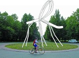 Rzeźba komara stanie w Parku Śląskim. Co ma wspólnego ze słynną Tęczą?