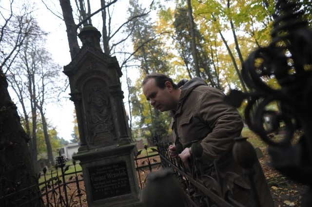 Pomysł podoba się Romualdowi Kulikowi, który od lat interesuje się historią cmentarza na Wrocławskiej i wiele razy apelował o pomoc dla nekropolii. - Ale uważam, że wszystkie nagrobki powinny pozostać w miejscu, gdzie je postawiono - podkreśla Kulik.