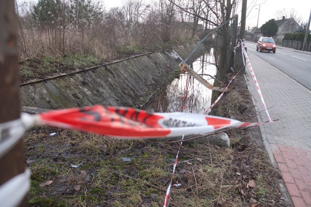 Mieszkańców od kanału pełnego wody chroni tylko taśma Straży Miejskiej.