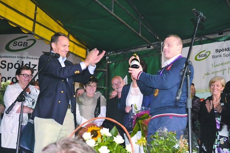 Na powitaniu w Mroczy był Radosław Sikorski, który wręczył...