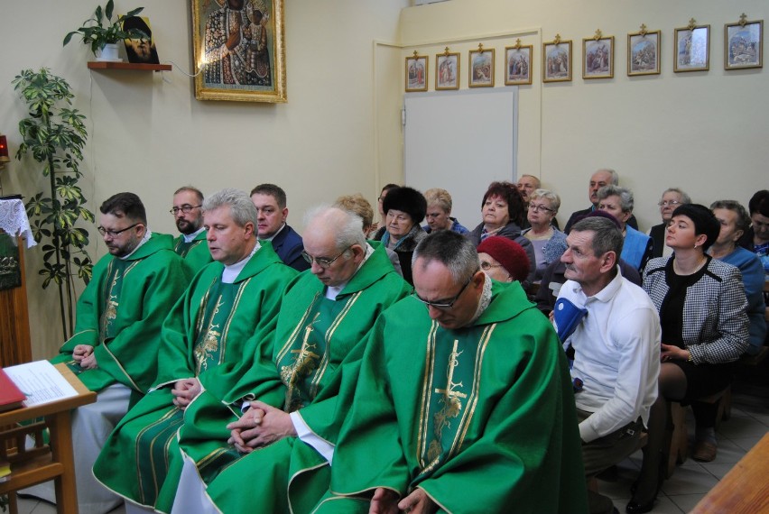 Biskup kielecki odwiedził chorych we włoszczowskim szpitalu. Otrzymał prezent od dyrektora ZOZ-u