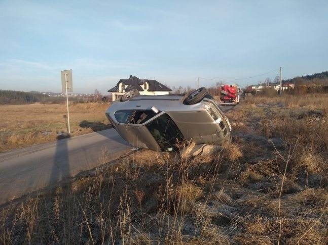 BMW wypadło z drogi w Sukowie. Dwie osoby w szpitalu