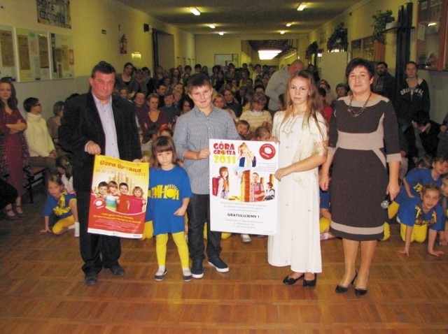 Uczniowie szkoły z Bielska Podlaskiego okazali się najhojniejsi na Podlasiu - mówił Dariusz Michalczyk (na zdjęciu z lewej) z Towarzystwa Nasz Dom gratulując uczniom i dyrektorce Eugenii Gałce (z prawej)