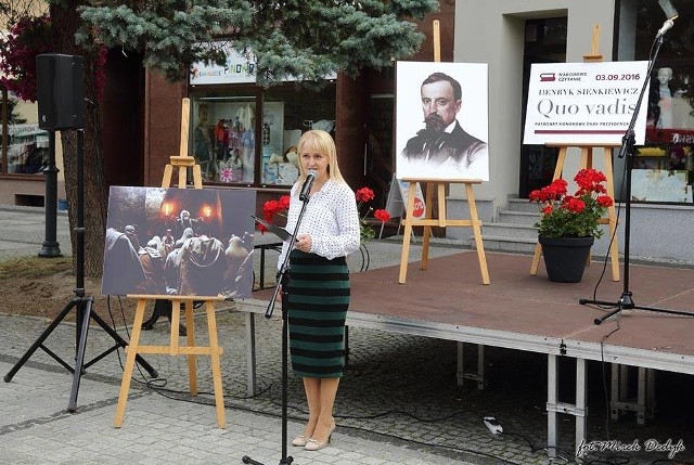 Narodowe Czytanie to akcja prezydenta RP, organizowana od 2012 roku. Co roku w całej Polsce publicznie czytane są książki ze ścisłego kanonu literatury polskiej. W poprzednich latach czytano Adama Mickiewicza, Aleksandra Fredrę, Henryka Sienkiewicza i Bolesława Prusa.W tym roku Polacy w plebiscycie wybrali „Quo vadis” Henryka Sienkiewicza. Do ogólnopolskiej akcji dołączyły również Olesno i Dobrodzień. Na rynku w Oleśnie „Quo vadis” czytali m.in. burmistrz Sylwester Lewicki, dyrektor Młodzieżowego Studium Muzyki Rozrywkowej dr Korneliusz Wiatr, przewodnicząca rady powiatu Ewa Cichoń, przewodniczący rady miejskiej w Oleśnie Henryk Kucharczyk, starszy ogniomistrz komendy powiatowej straży pożarnej w Oleśnie Elżbieta Zalewska, dyrektorzy szkół i przedszkoli. W Dobrodzienia uczestnicy Narodowego Czytania tradycyjnie czytali w strojach z epoki. Scenerię stanowił stylizowany starożytny gaj oliwny.W akcji wzięli udział m.in. burmistrz Róża Koźlik, przewodniczący rady miasta Damian Karpiński, uczniowie, strażacy, emeryci. Były także warsztaty robienia wieńców laurowych oraz akcja „Uwolnij książkę'” Podczas tegorocznej akcji można było przynieść swój egzemplarz „Quo vadis” i otrzymać pamiątkową pieczątkę z Narodowego Czytania.