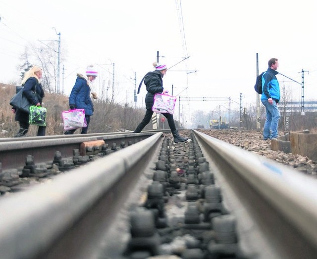 Z powodu zablokowanego chodnika na ul. Armii Krajowej, ludzie ryzykują i biegają przez tory. Nie chcą korzystać z drogi przez tunel