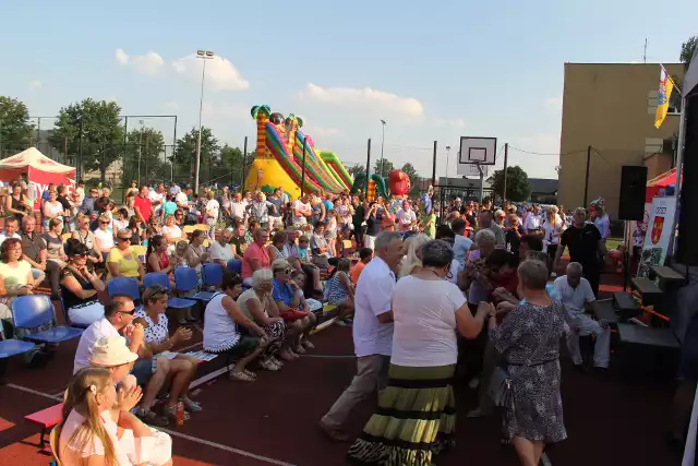 W czasie „Niedzieli z powiatem” na boisku w Goździe były wspólne tańce, konkursy i spotkanie z urzędnikami starostwa.