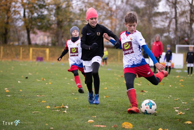 W niedzielę 27 października stadion przy ulicy Zielonej w Słupsku gościł zawodników z 10 klubów piłkarskich. Piłkarze z rocznika 2010 wzięli udział w I Turnieju Piłki Nożnej ENERGA CUP. Turniej odbył się pod patronatem grupy Energa oraz Pani Prezydent Krystyny Danileckiej-Wojewódzkiej. Od początku rozgrywki były na najwyższym poziomie. Nie zabrakło spektakularnych akcji, pokazowych goli i fantastycznych cieszynek. A to wszystko przy gromkim dopingu kibiców - najczęściej towarzyszących dzieciom rodziców. Niepokonaną drużyną okazał się zespół U-2 z Bytowa. W finale pokonali 2:0 zespół KS Gryf. Na trzeciej lokacie uplasowali się piłkarze Lew Lębork, a tuż za podium znaleźli się piłkarze z klubu Sparta Sycewice. Piąte miejsce przypadło zespołowi Gwardia Koszalin, szóste AP Energa Gryf Słupsk Czerwone, siódma lokata przypadła Jantarowi Ustka. Ósme miejsce zajęli piłkarze z Myśliwiec Tuchomie, na dziewiątej pozycji znaleźli się zawodnicy z AP Energa Gryf Słupsk Niebieskie, a dziesiąte miejsce przypadło GAP Bruskowo Wielkie.Zobacz także pierwszą część galerii: Turniej Energa Cup o puchar Prezydenta Miasta Słupska cz.1