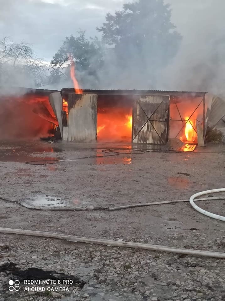 Z pożarem garażu w Wierzbicy walczyły trzy zastępy straży...