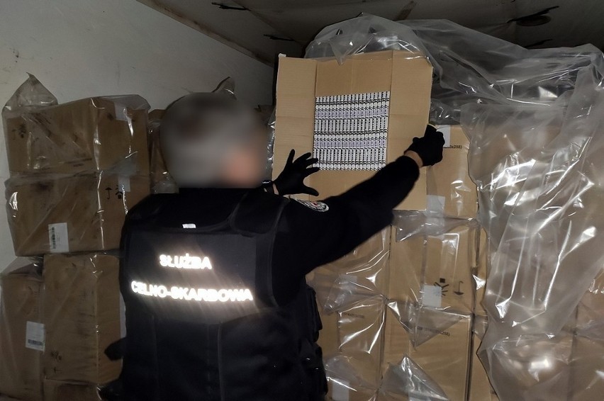 Kuźnica. 50 tys. paczek białoruskich papierosów ukrył za butelkami
