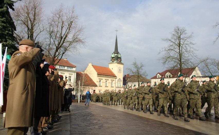 Wojsko na Rynku w Skawinie. Żołnierze złożyli przysięgę, zaprezentowali się podczas defilady. Wśród mieszkańców promowali służbę wojskową