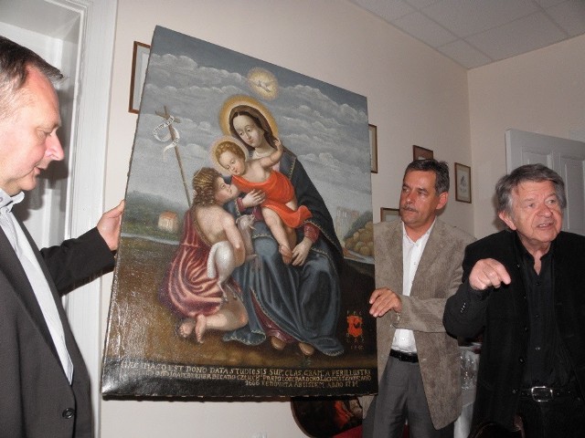 Od lewej ks. Jacek Dawidowski, burmistrz Arseniusz Finster i Janusz Trzebiatowski z odrestaurowanym obrazem z XVII w.