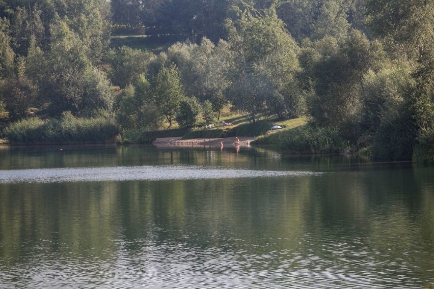 Plaża nudystów nad zalewem leżącego na styku Kryspinowa,...